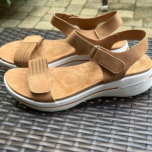 NWOT Bernal  Tan Women's Sandals adjustable Velcro strap size 9.5